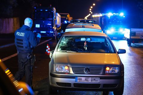 Der Wagen erfasste einen jungen Fußgänger in Hagen. Foto: Alex Talash/dpa