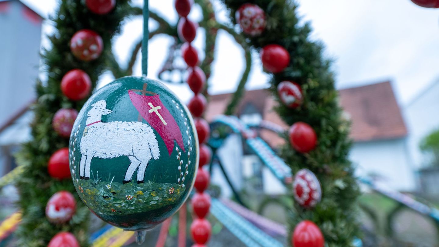 Die Eier an den Osterbrunnen sind oft kunstvoll verziert. (Archivbild) Foto: Pia Bayer/dpa