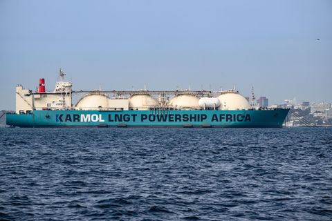 Gas-Frachter vor Dakar an der Küste von Senegal: LNG aus Afrika spielt eine wachsende Rolle. (Archivbild) Foto: Bernd von Jutrcz
