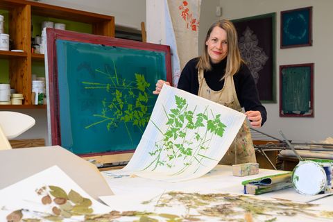 Susan Krieger bedruckt vor allem Tischwäsche und Geschirrhandtücher. Foto: Patrick Pleul/dpa