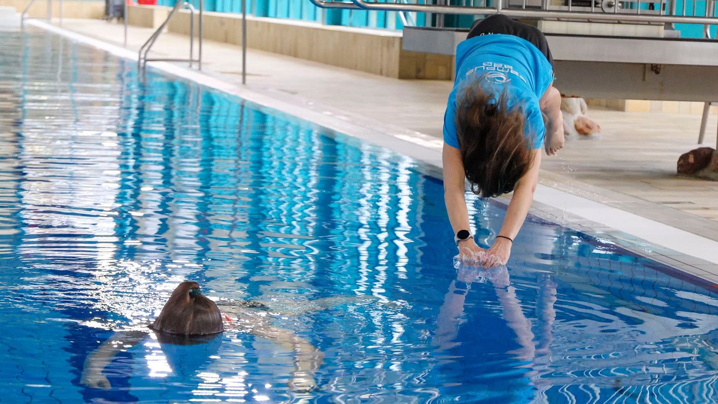 Trotz Technik - Retten muss immer noch der Mensch. Foto: Frank Molter/dpa