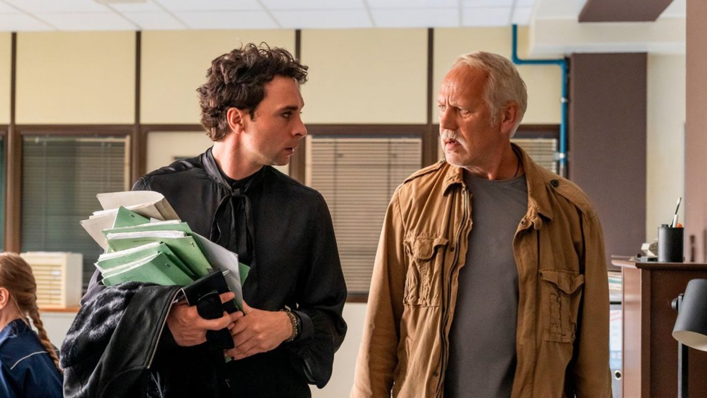 "Polizeiruf 110: Goldraub": Kriminalkommissar Vincent Ross (André Kaczmarczyk, l.) und Kriminalkommissar Karl Rogov (Frank Leo