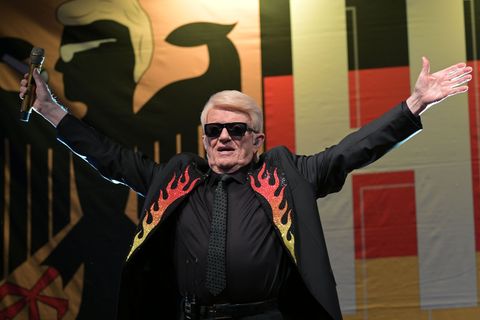 Viel Schwarz-Rot-Gold ist zu sehen, wenn Heino auf der Bühne singt. Foto: Michael Bahlo/dpa