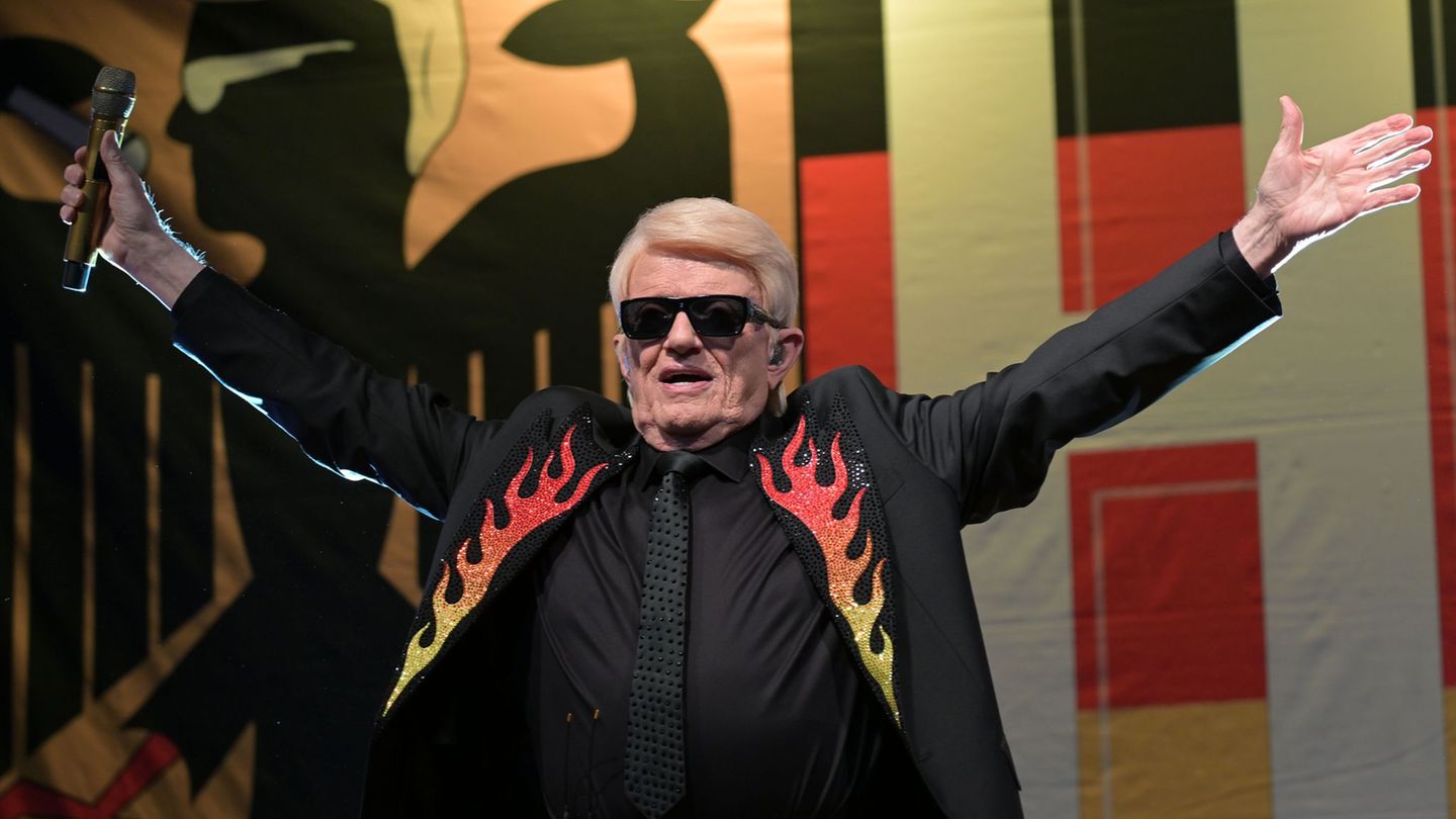 Solidaritätskonzert: Viel Schwarz-Rot-Gold: Heino nach Hymnen-Streit bejubelt