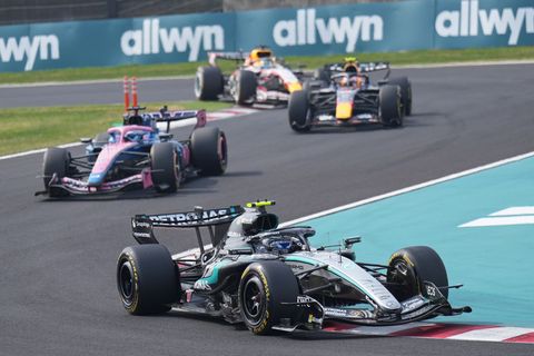 Mercedes-Pilot Kimi Antonelli (vorn) ist nach seinem Sieg in Japan neuer WM-Spitzenreiter. Foto: Hiro Komae/AP/dpa