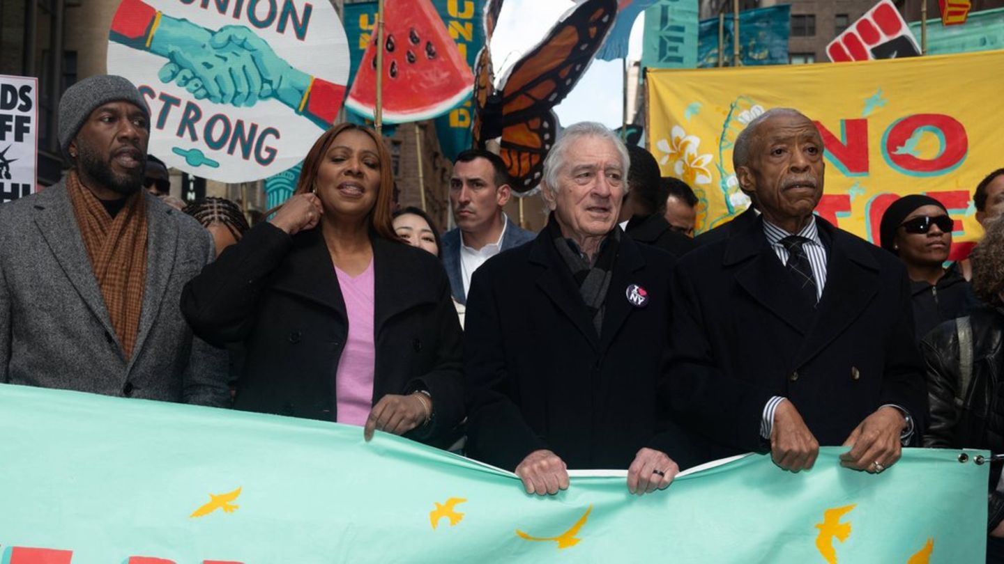 Robert De Niro inmitten von Bürgerrechtler Bürgerrechtler Reverend Al Sharpton und Staatsanwältin Letitia James bei der "No Ki