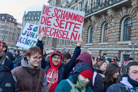 Tausende von Menschen gingen in den vergangenen Tagen auf die Straße, um für den Schutz von Frauen vor häuslicher und digitaler