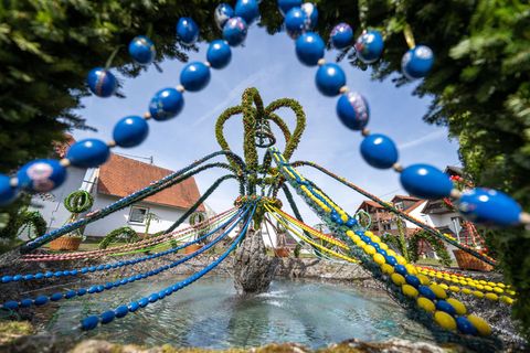 Festlich geschmückte Osterbrunnen sind in Franken derzeit zu bewundern. So wie hier in Bieberbach. Foto: Pia Bayer/dpa