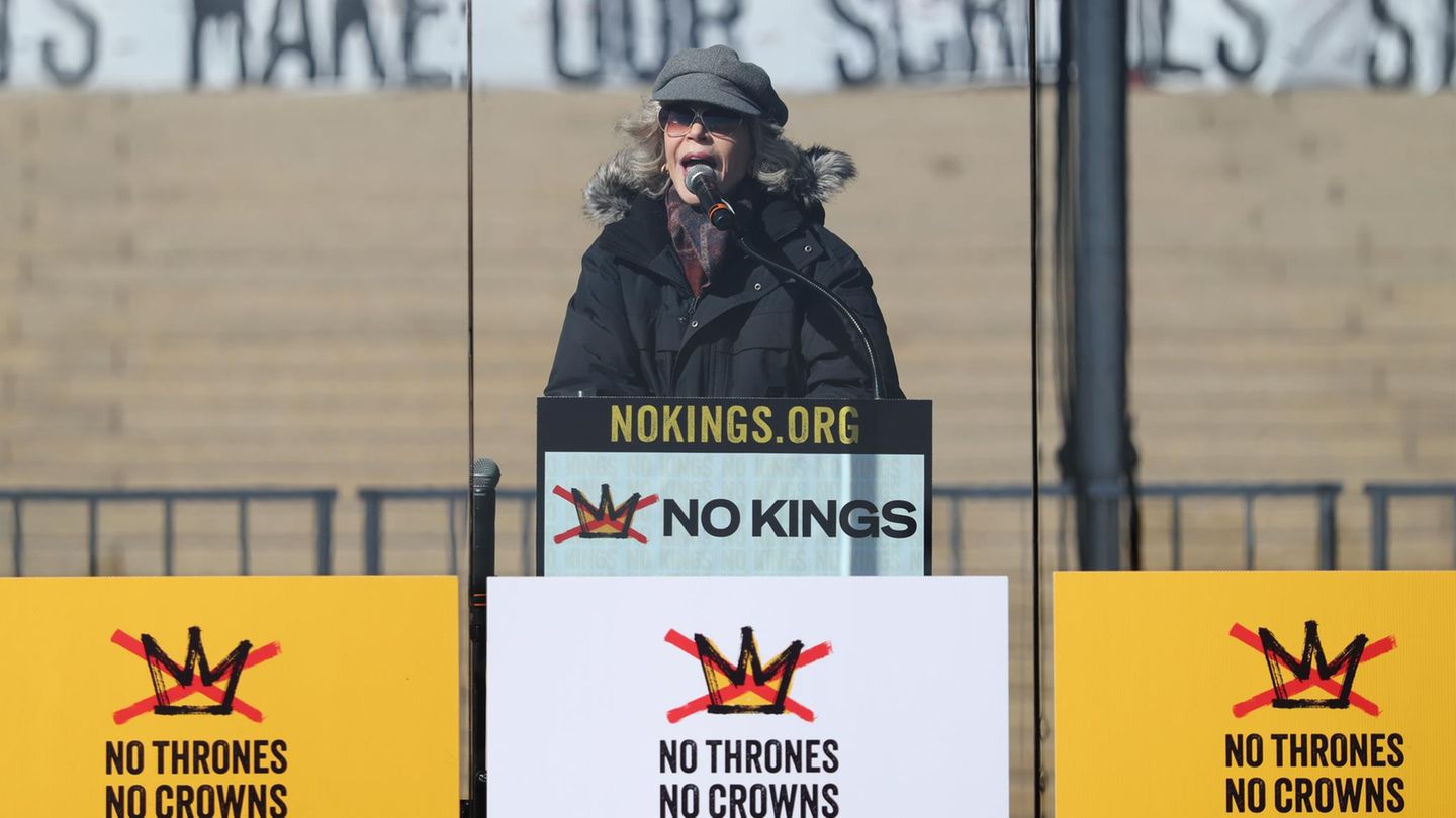 Schauspielerin und Aktivistin Jane Fonda verlas auf der Bühne in St. Paul eine Erklärung von Renee Goods Witwe Becca Good: „Die Welt weiß jetzt, dass meine Frau mit Sonnenschein und einer unvergleichlichen Güte strahlte. Wir wurden um einen unglaublichen Menschen beraubt.“