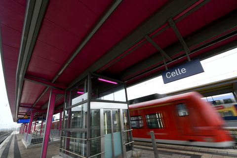 Die Züge können nach der Entwarnung ganz normal fahren. Foto: Holger Hollemann/dpa