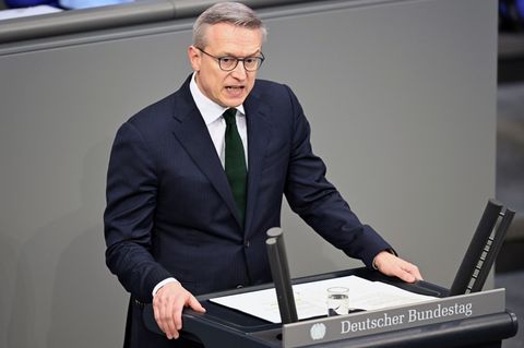 Minister Wildberger: KI wird Programmierer und Callcenter-Beschäftigte ersetzen. (Archivbild) Foto: Lilli Förter/dpa