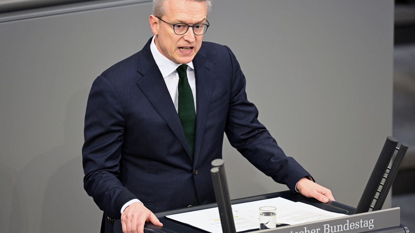 Minister Wildberger: KI wird Programmierer und Callcenter-Beschäftigte ersetzen. (Archivbild) Foto: Lilli Förter/dpa