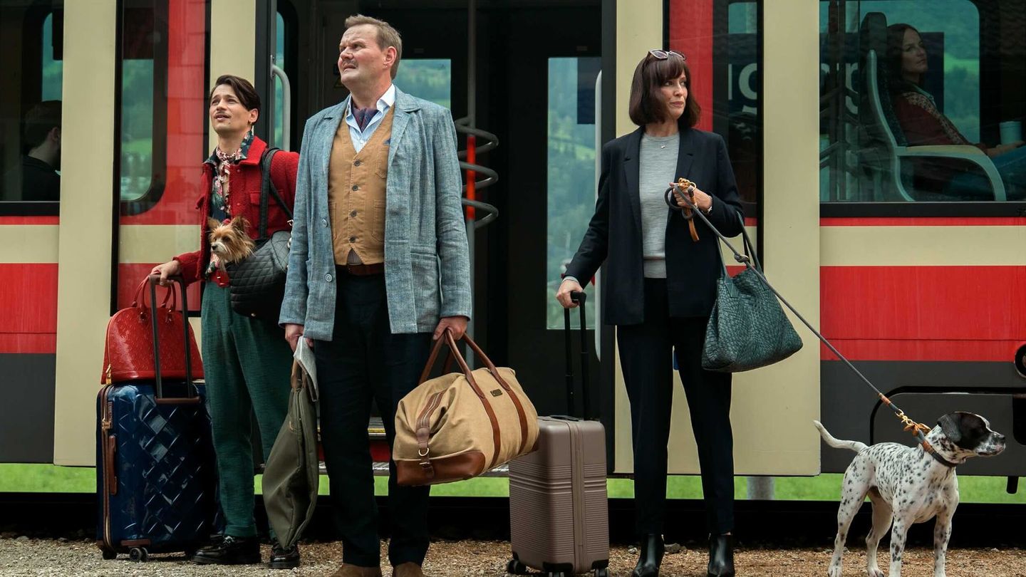 Deutsche Netflix-Komödie "Eat Pray Bark – Therapie auf vier Pfoten": Die Hundehalter Uschi (Alexandra Maria Lara) sowie Helmut (Devid Striesow, zweiter von links) und sein Mann Ziggy (Doga Gürer) reisen mit der Bahn zur Tiertherapie an.