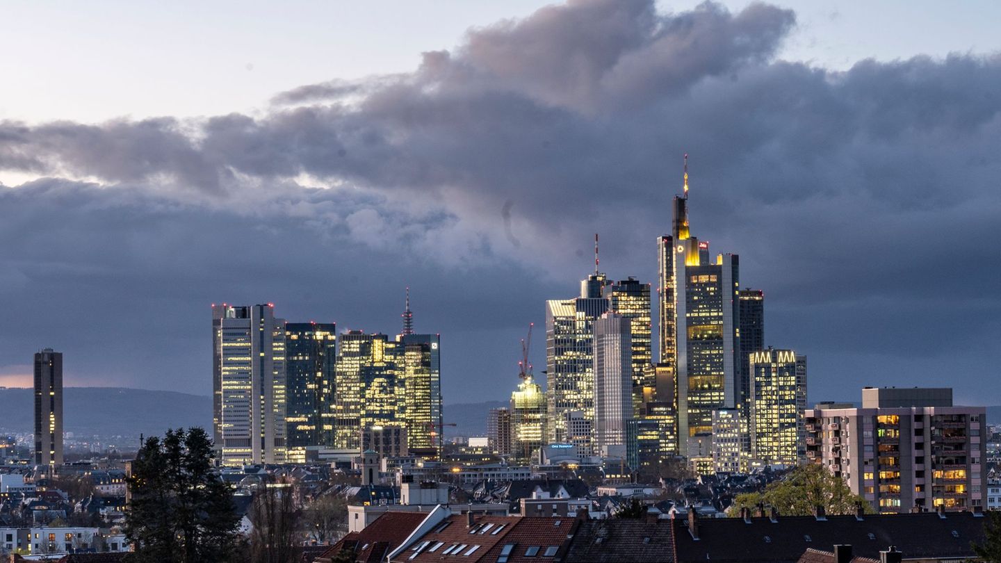 Dunkle Wolken zeigen sich in den kommenden Tagen vermehrt über Hessen. (Symbolbild) Foto: Andreas Arnold/dpa