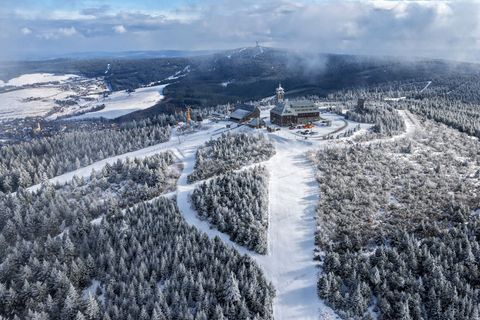 Im Erzgebirge schneit es auch am Wochenanfang. (Archivbild) Foto: Jan Woitas/dpa