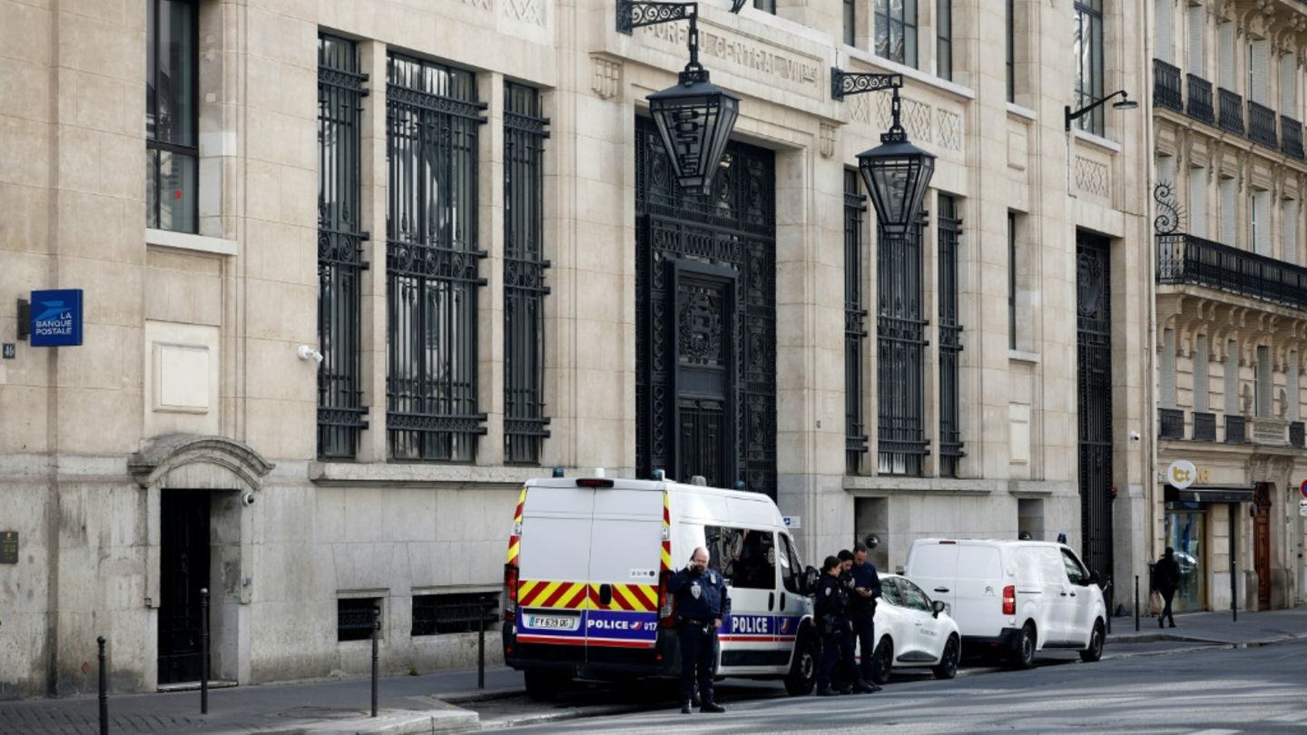 Ermittler vor Bank of America-Niederlassung in Paris
