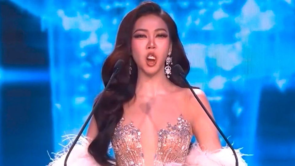 Schönheitskönigin verliert ihre Zähne – live und mitten auf der Bühne