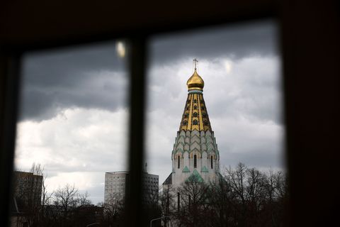Dunkle Wolken und Schauer bestimmen den Wochenbeginn. (Symbolbild) Foto: Jan Woitas/dpa