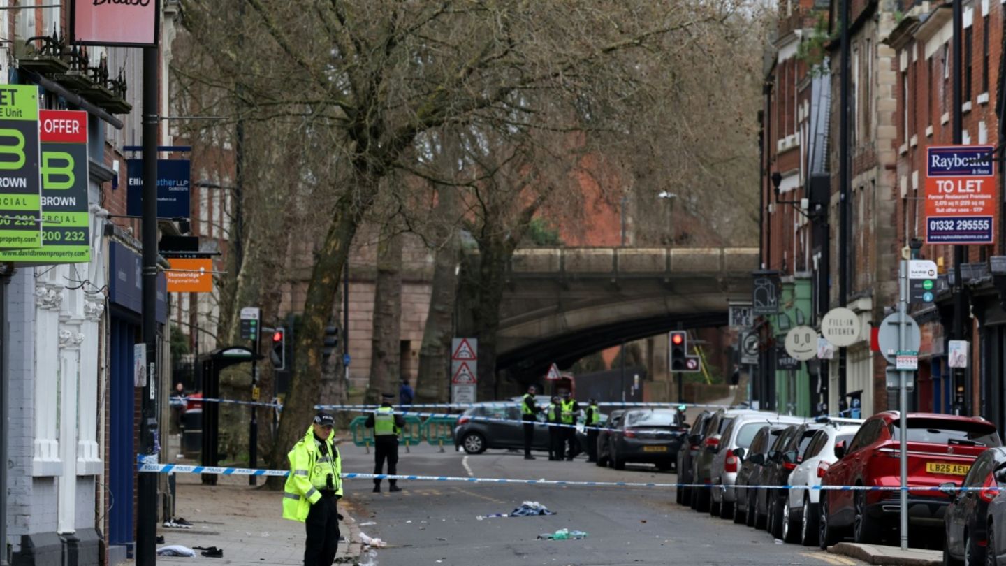 Autofahrer in England rammt Gruppe von Fußgängern - sieben Verletzte