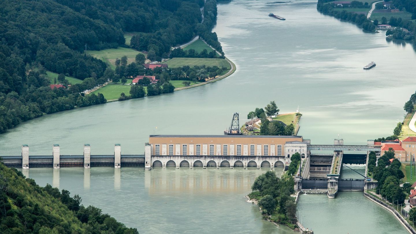 Am Wasserkraftwerk: Ölwehrübung auf der Donau endet mit schwerem Unfall