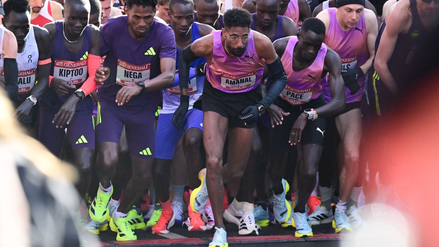 Amanal Petros (M) beim Start des Halbmarathons Foto: Sebastian Christoph Gollnow/dpa