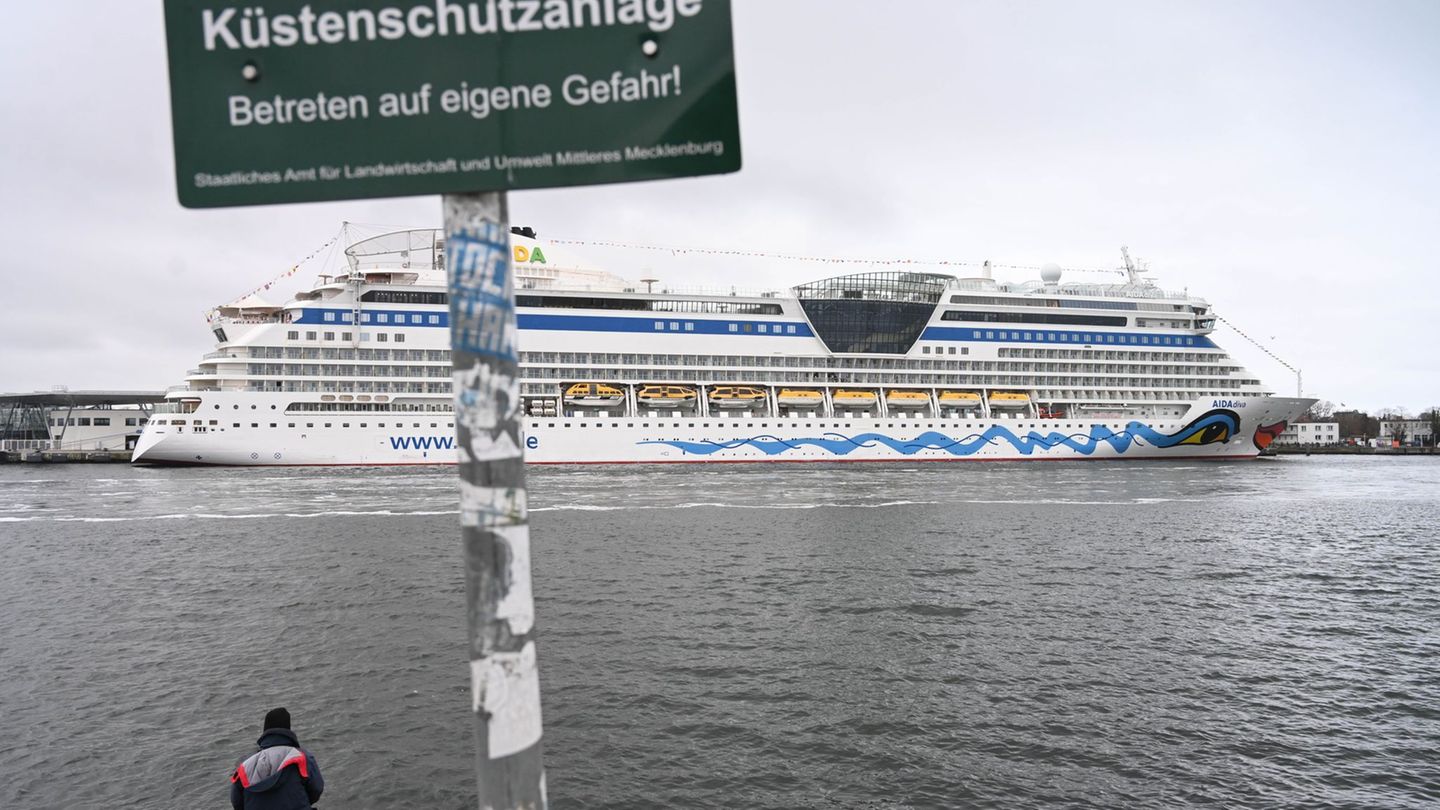 Das erste Kreuzfahrtschiff der neuen Saison hat in Rostock-Warnemünde festgemacht. 2026 sind etwas weniger Anläufe angekündigt a