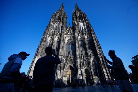 Der Kölner Dom wird Touristen in Zukunft Eintritt kosten - aber gestaffelt (Archivfoto) Foto: Henning Kaiser/dpa