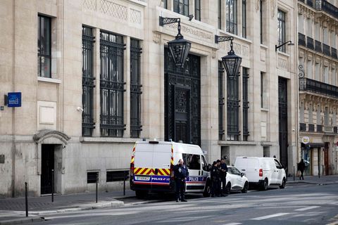 Nach einem Anschlagsversuch auf eine US-Bank in Paris ermittelt die Anti-Terrorstaatsanwaltschaft. Foto: Sebastien Dupuy/AFP/dpa