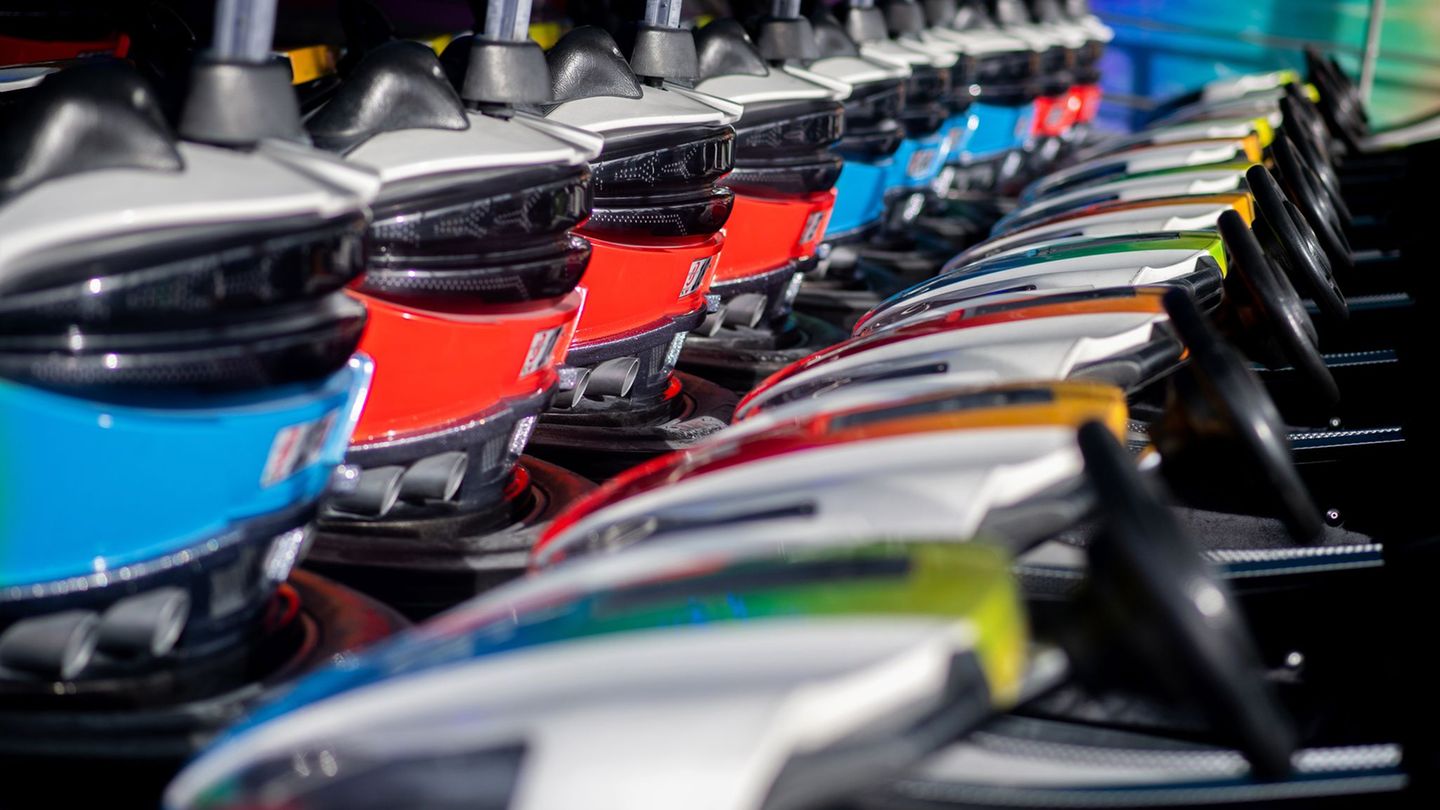 Bei den Aufbauarbeiten: Mit Auto im Autoscooter – Rentnerin wollte nur Geld abheben