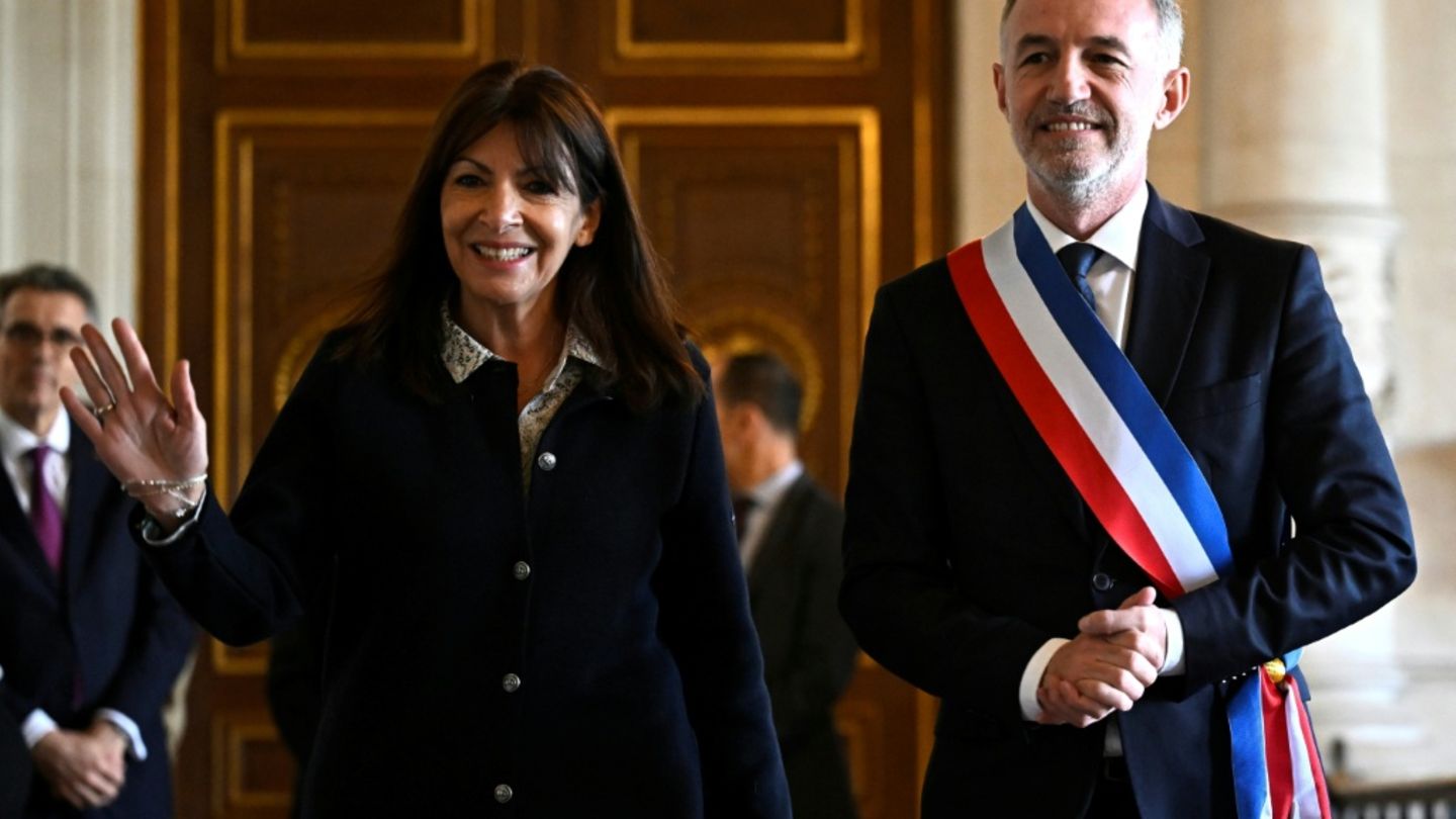 Scheidende Pariser Bürgermeisterin Anne Hidalgo und ihr Nachfolger Emmanuel Grégoire nach dessen Wahl am Sonntag durch den Stadt