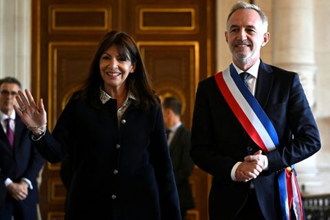 Scheidende Pariser Bürgermeisterin Anne Hidalgo und ihr Nachfolger Emmanuel Grégoire nach dessen Wahl am Sonntag durch den Stadt