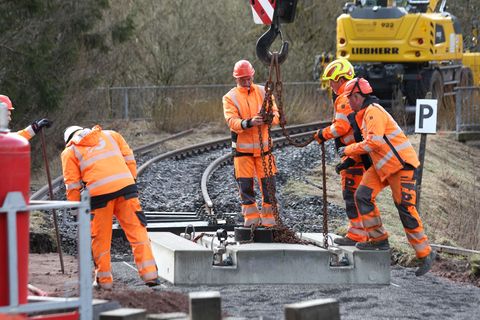 Bis zum 1. April sorgen Gleisbauarbeiten der Harzer Schmalspurbahnen für eine Sperrung der B242 nahe Sorge. Foto: Matthias Bein/