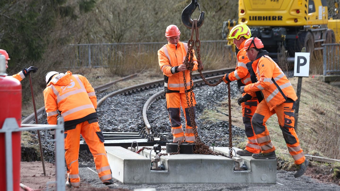 Bis zum 1. April sorgen Gleisbauarbeiten der Harzer Schmalspurbahnen für eine Sperrung der B242 nahe Sorge. Foto: Matthias Bein/