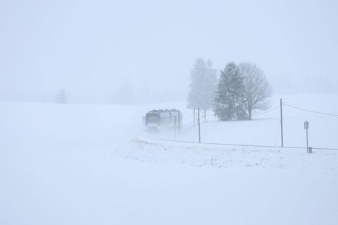 Winterliches Wetter prägt den Start in die Osterferien in Bayern. Foto: Karl-Josef Hildenbrand/dpa