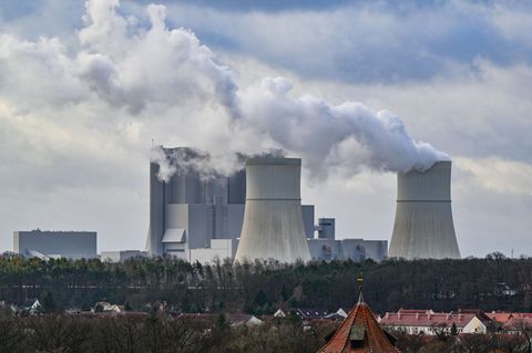 Das Braunkohlekraftwerk Schwarze Pumpe in der Lausitz soll bis 2038 betrieben werden. (Archivbild) Foto: Patrick Pleul/dpa