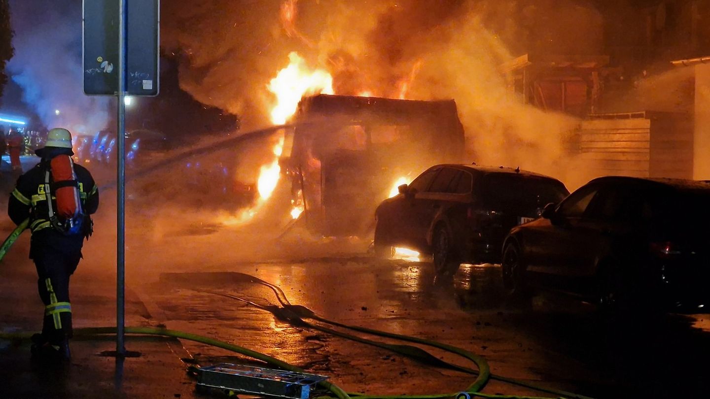 Ein Wohnmobil ist in Unna völlig ausgebrannt. Die Polizei vermutet Brandstiftung. Foto: Michael Neumann/dpa