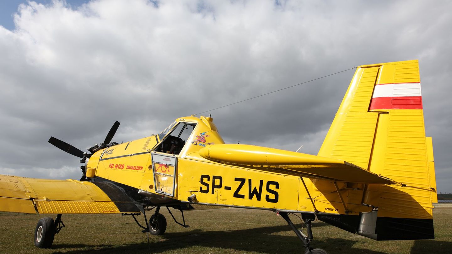 Das Harzer Löschflugzeug "Hexe 1" ist sicher aus Polen wieder in Ballenstedt gelandet und einsatzbereit. Foto: Matthias Bein/dpa