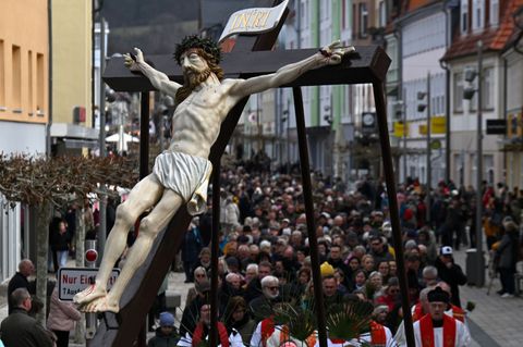 Rund 7.000 Gläubige kamen zur Palmsonntagsprozession in Heiligenstadt im katholisch geprägten Eichsfeld. Foto: Martin Schutt/dpa