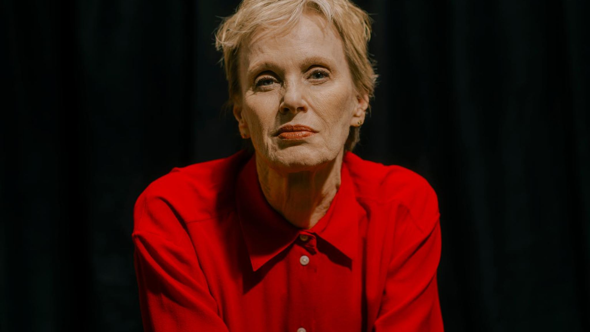 Siri Hustvedt trägt eine Bluse und schaut mit wachem Blick in die Kamera