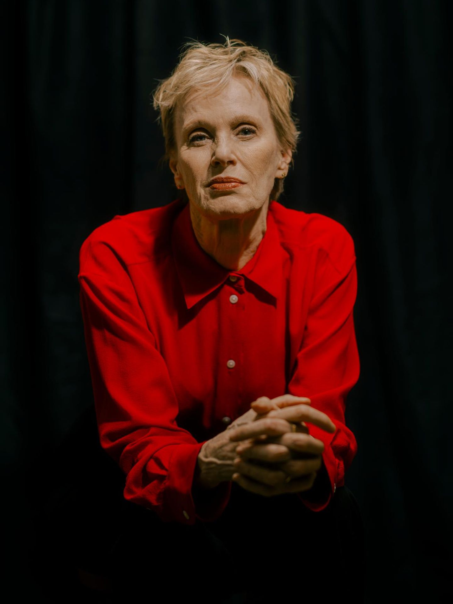Siri Hustvedt trägt eine Bluse und schaut mit wachem Blick in die Kamera