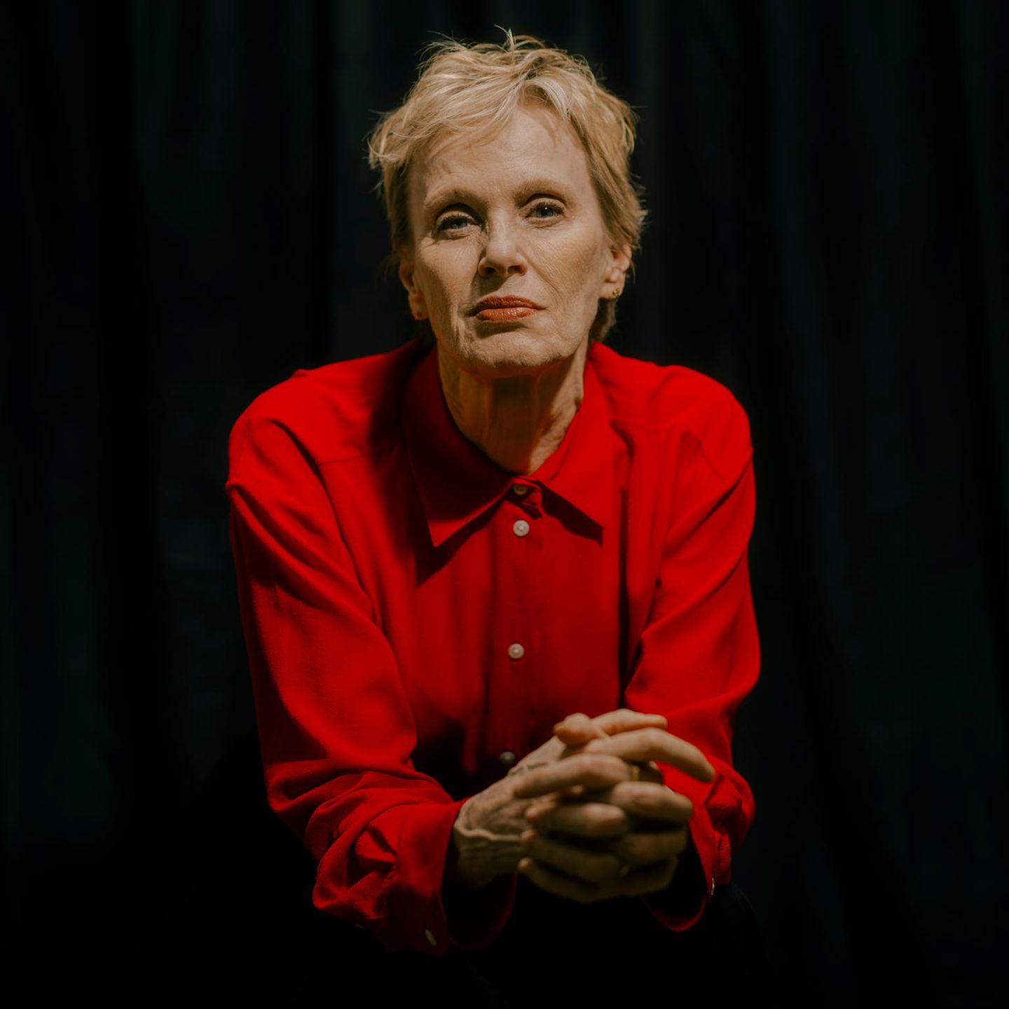 Siri Hustvedt trägt eine Bluse und schaut mit wachem Blick in die Kamera