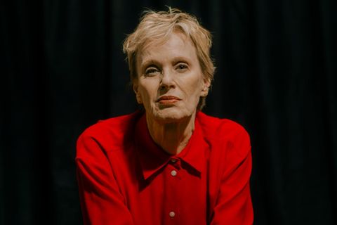 Siri Hustvedt trägt eine Bluse und schaut mit wachem Blick in die Kamera