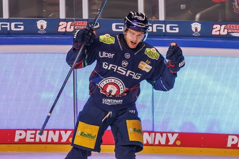Angreifer Lean Bergmann erzielte das 3:2 der Eisbären Berlin im dritten DEL-Viertelfinalspiel gegen Straubing. (Archivbild) Foto