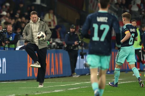 Bundestrainer Nagelsmann schießt einen Ball zurück aufs Spielfeld. Foto: Christian Charisius/dpa