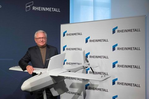 Armin Papperger mit dem Modell einer Kamikaze-Drohne, die von Rheinmetall produziert wird