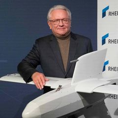 Armin Papperger mit dem Modell einer Kamikaze-Drohne, die von Rheinmetall produziert wird