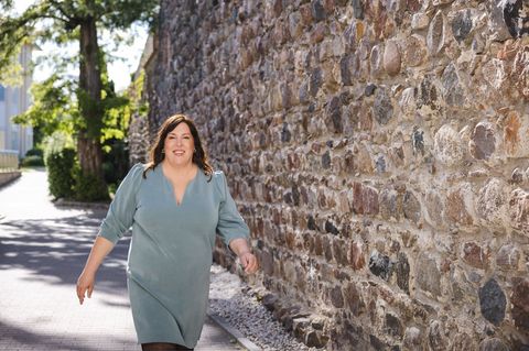 Annette Binder (parteilos) hat die Stichwahl um das Bürgermeisteramt in Strausberg gewonnen. Foto: Julia Otto/dpa