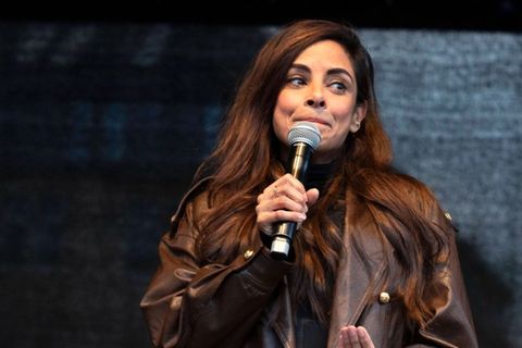 Collien Fernandes auf einer Demonstration in Hamburg.