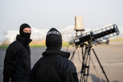 Die Polizei registriert immer mehr Drohnen auch über militärischen Anlagen. (Archivbild) Foto: Andreas Arnold/dpa