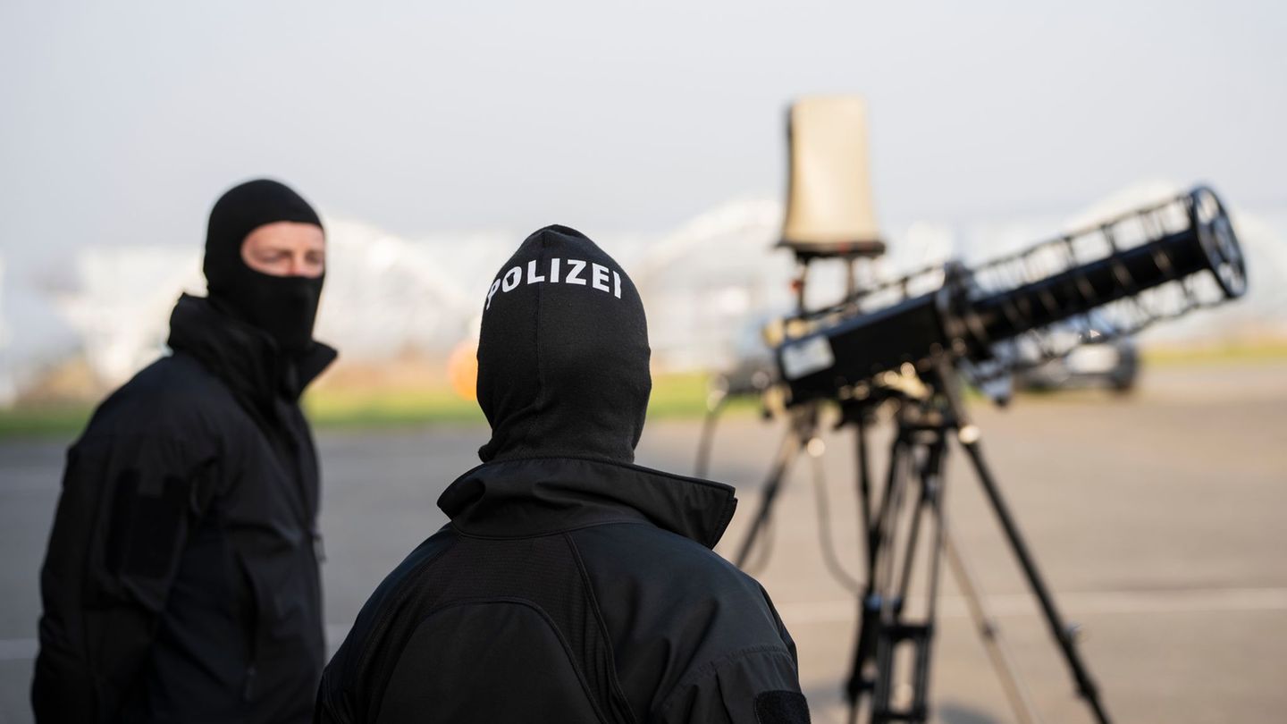 Die Polizei registriert immer mehr Drohnen auch über militärischen Anlagen. (Archivbild) Foto: Andreas Arnold/dpa